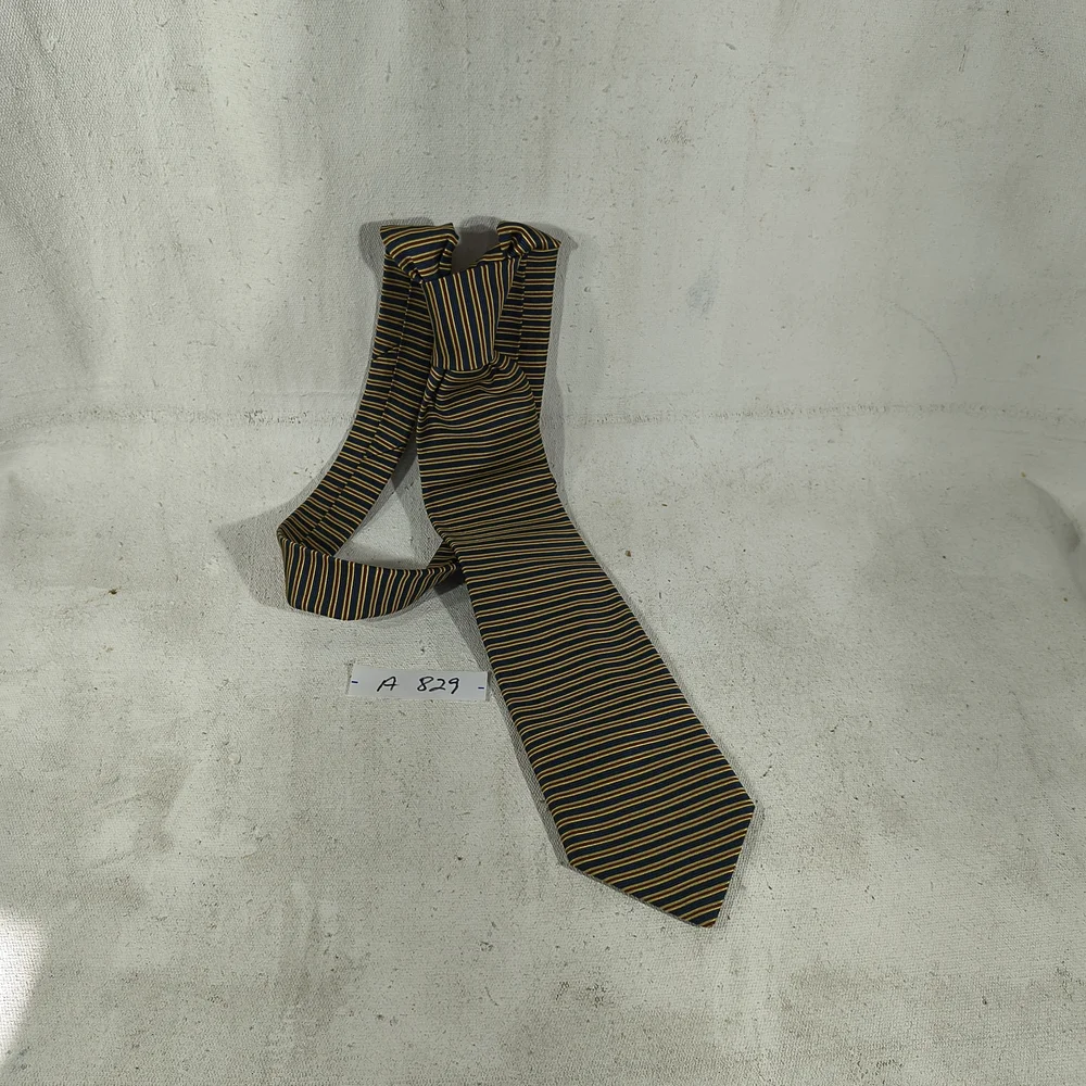 Brooks Brothers Men's Navy and Gold Horizontal Striped Silk Tie 58